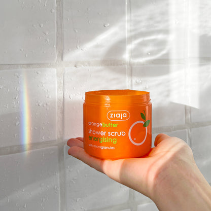 Glättet und erfrischt, hinterlässt die Haut mit frisch-fruchtigem Orangenduft.